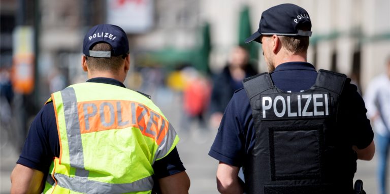 Ein Fröndenberger erhob die Fäuste gegen zwei Beamte und landete – auch wegen seiner vielen Vorstrafen – nun im Gefängnis. (Symbolbild)