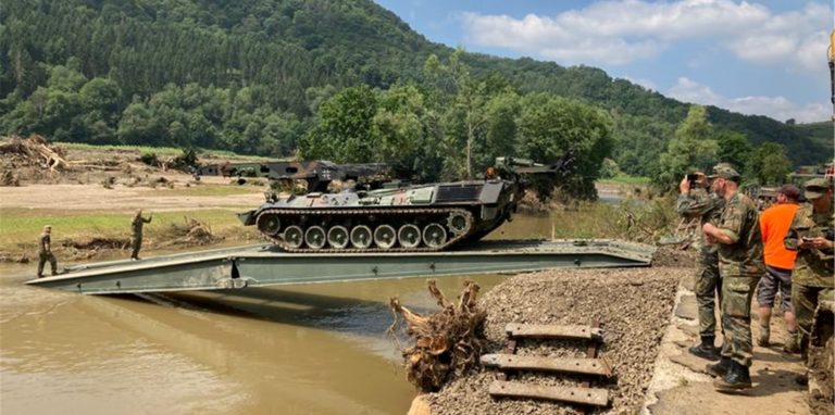 Einsatzkräfte der Bundeswehr bauen eine Behelfsbrücke über die Ahr im Weinort Rech im Landkreis Ahrweiler. Foto: Ira Schaible/dpa