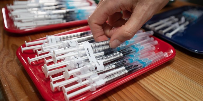 Viele aufgezogene Spritzen mit Impfstoff. Der Mangel in Deutschland ist vorbei. Jetzt ist die Frage, wie viele Menschen das Angebot annehmen.