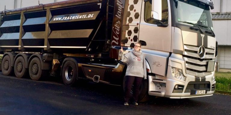 Anna Wilhelms (25) vor ihrem Lkw. Damit fährt sie regelmäßig ins Rheinland – in den vergangenen Tagen hatte sie bei diesen Fahrten auch einige Hochdruckreiniger aufgeladen. Die Meschen in überfluteten Gebieten, schildert Wilhelms, brauchen diese aktuell dringend.
