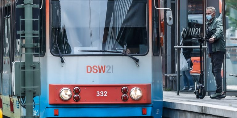 Auf der nächtlichen Heimfahrt hat eine Dortmunderin Reizgas abbekommen. Das darauffolgende Verhalten von DSW21 kritisiert sie.