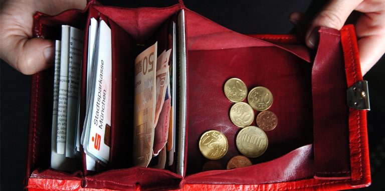 Einer 55-jährigen Schwerterin wurde am 1. April 2021 die Geldbörse gestohlen.
