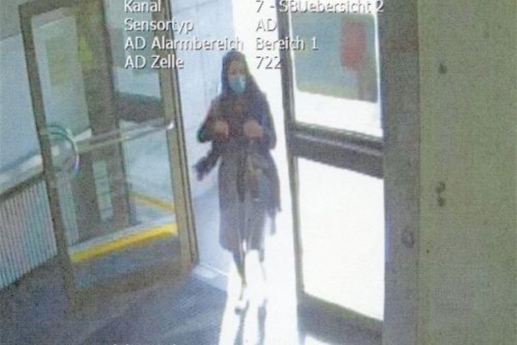 title attribut Gesucht wird diese Frau, die eine 55-jährige Schwerterin bestohlen hat.