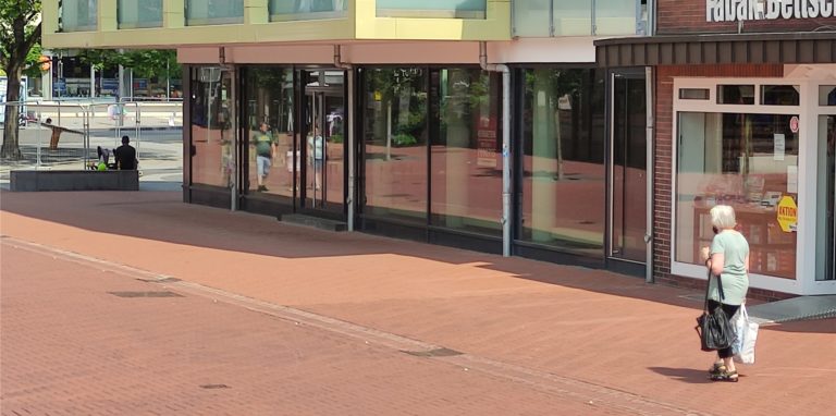 Das Ladenlokal im Neubau an der Münsterstraße 8 am angrenzenden Tobiaspark steht immer noch leer.