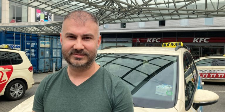 Taxifahrer Turay Gök hat eine 79-Jährige davor bewahrt, Opfer eines Betrugs zu werden.