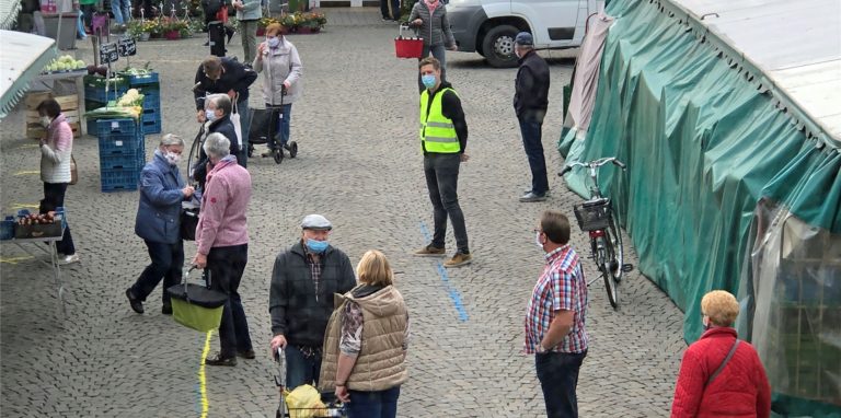 Auf dem Wochenmarkt in Werne könnte ab der kommenden Woche wieder eine Abstandsregel gelten. Ab voraussichtlich Montag (26. Juli) gilt wieder die Inzidenzstufe 1 und damit strengere Corona-Regeln.