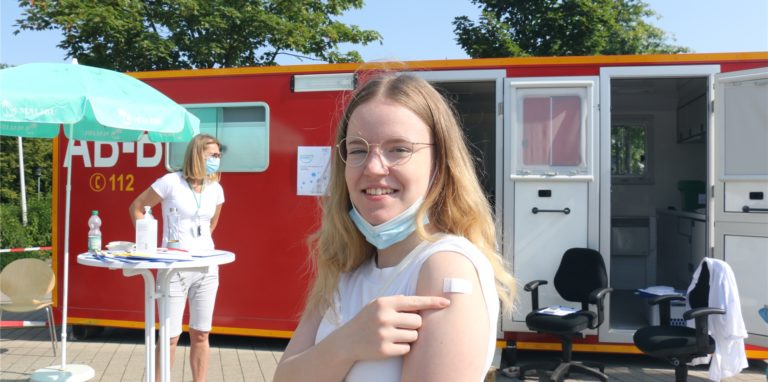 Schnell und vor Ort: Sarah Tönjann (16) ist eine von wenigen Jugendlichen, die sich am mobilen Impfzentrum in Werne haben impfen lassen. Auch am Samstagmorgen ist die Impfung vor dem Stadthaus Werne noch möglich.