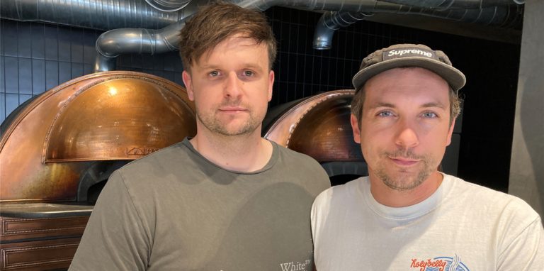 Inhaber Adrian Kuras (r.) und Mitarbeiter Dominik Grzeschik hatten am Freitag noch gut zu tun, ehe „60 seconds to napoli“ am Samstag am Alten Markt eröffnen kann.