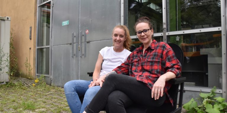 Laura Maijs und MOna Maijs-Eichler sitzen auf den Theaterstühlen, die sei ständig an einen besonderen Tag erinnern sollen.
