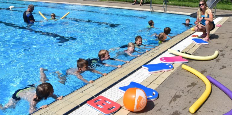 „So, jetzt mal Beinarbeit am Beckenrand und kräftig abdrücken“, motiviert Schwimmmeisterin Daniele Werner ihre Truppe zum Abschluss des Schwimmkurses.