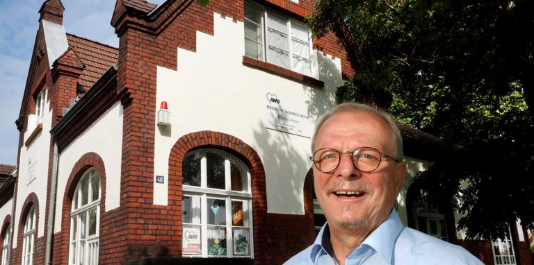 Friedhelm Lipinski, hier vor dem Pförtnerhaus in Heeren, setzt sich seit vielen Jahrzehnten für den Ortsteil in verschiedenen Funktionen ein. Den Rückzug der Volksbank aus dem Stadtteil hält er für einen Fehler.