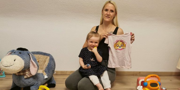 Sabrina Jacobs kauft und verkauft Kinderkleidung und Spielsachen per WhatsApp. Dafür hat sie eine eigene Gruppe eingerichtet. Tochter Liane (1) freut sich über die schöne Dinge.