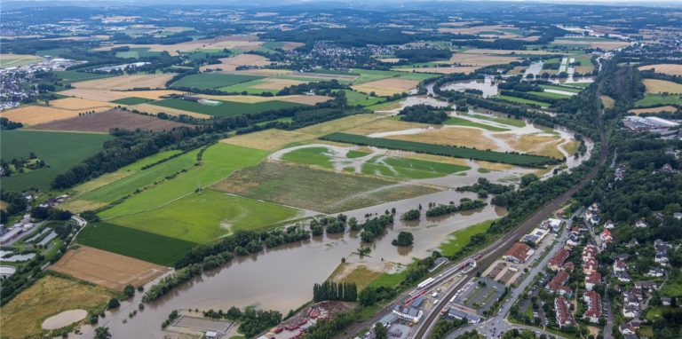 Besonders die Bilder aus der Luft zeigen, wie sehr Fröndenberg vom Hochwasser betroffen war.