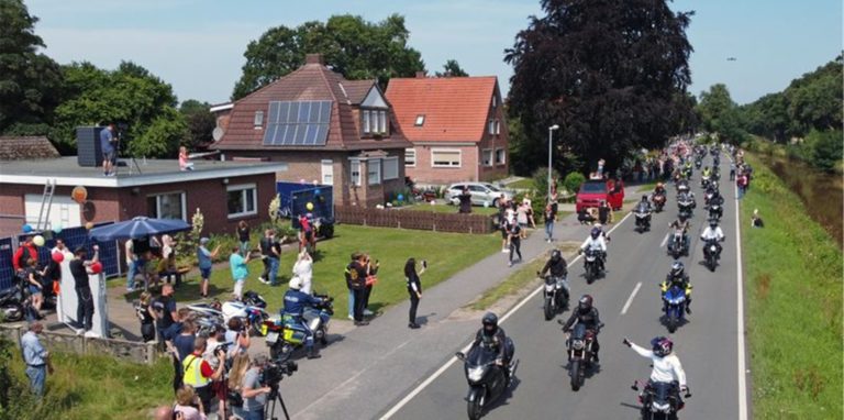 Motorradfahrer fahren am Haus des krebskranken Kilian vorbei