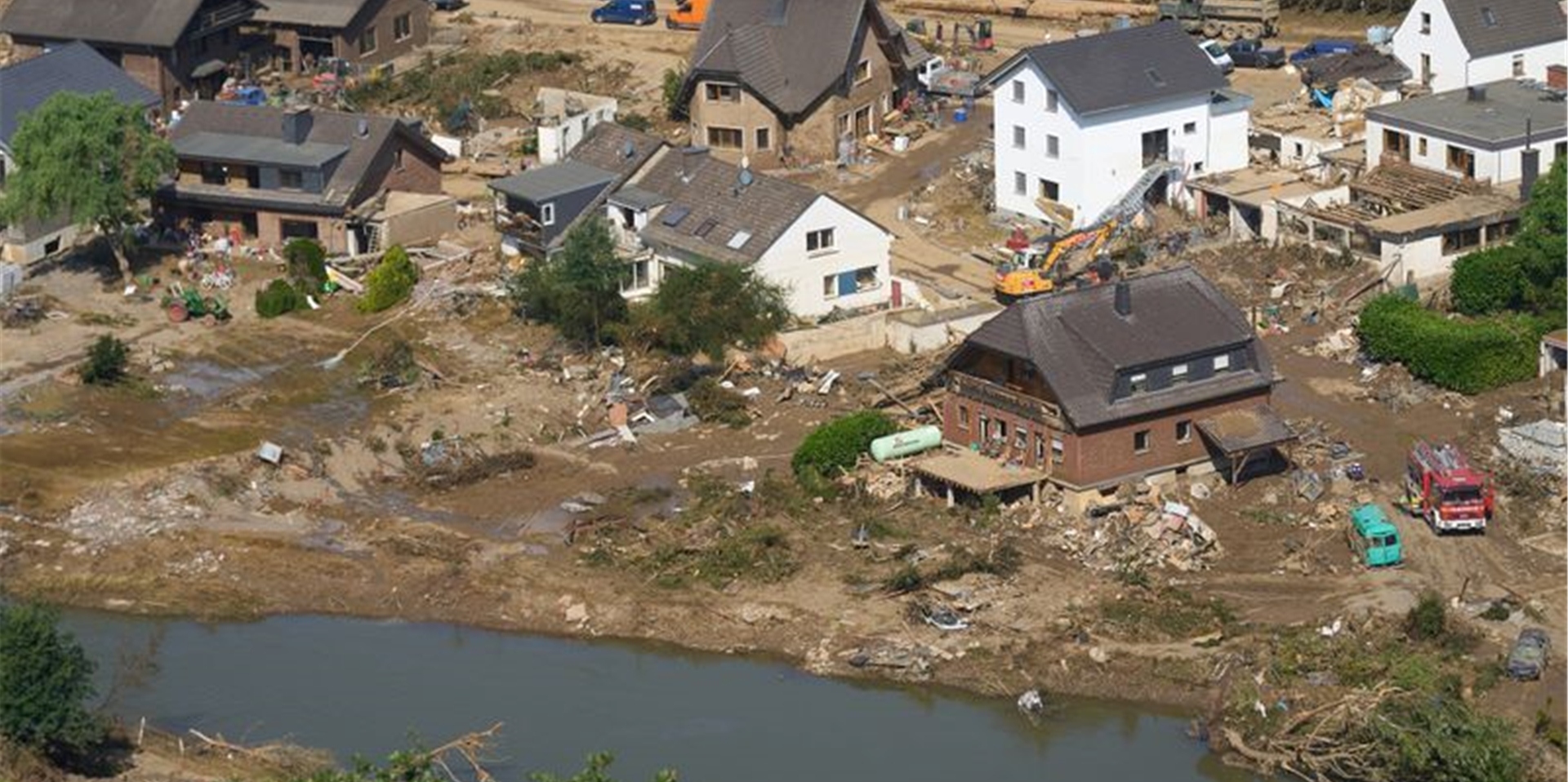 Rettungskräfte sind nach dem Hochwasser in Marienthal in Rheinland-Pfalz im Einsatz.