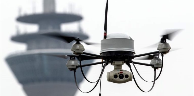 Eine Drohne der Polizei fliegt vor dem Fernsehturm.