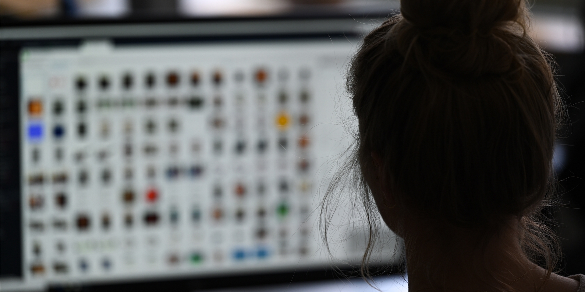 Eine Kriminaloberkommissarin sitzt in einem Büro vor einem Auswertungscomputer auf der Suche nach Kinderpornografie und Fällen von sexuellem Missbrauch.