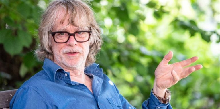 Musiker Helge Schneider spricht in seinem Garten mit einem Journalisten. (Archivbild)