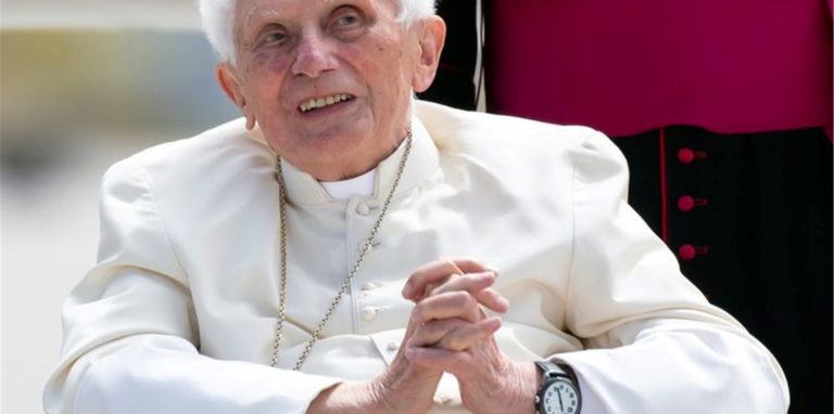 Der emeritierte Papst Benedikt XVI. geht mit kirchlichen Amtsträgern ins Gericht.