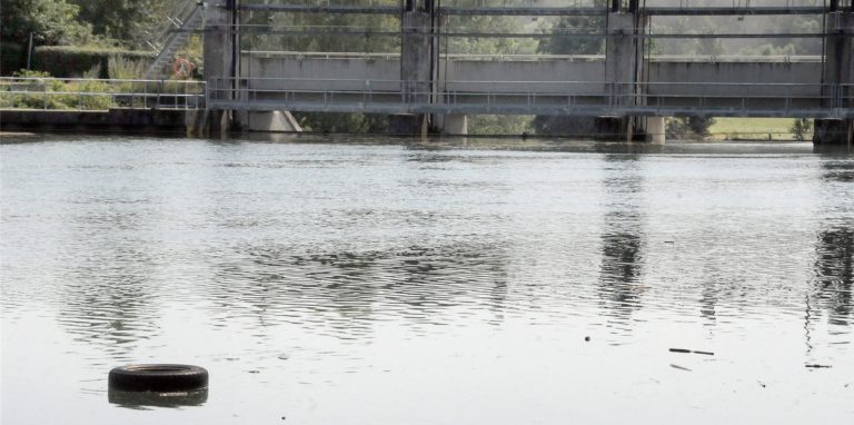 Ein Relikt der großen Überschwemmung: Ein Autoreifen treibt auf das Stauwehr der Ruhr in Westhofen zu.
