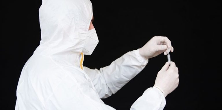 Ein medizinischer Mitarbeiter bereitet in einem Corona-Testzentrums einen Schnelltest vor. Wird es bald die nächste Welle geben?