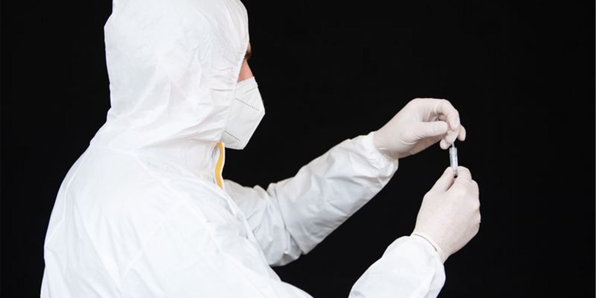 Ein medizinischer Mitarbeiter bereitet in einem Corona-Testzentrums einen Schnelltest vor. Wird es bald die nächste Welle geben?