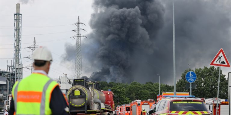 Eine dunkle Rauchsäule steigt über der Explosionsstelle in Leverkusen auf. Auch Dortmunder Feuerwehrkräfte wurden zur Hilfe gerufen.