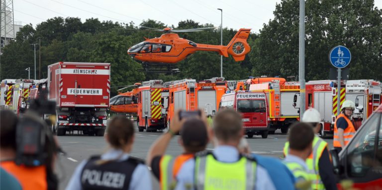 Ein Rettungshubschrauber startet nahe des Chempark. Bei einer Explosion im Chempark Leverkusen sind am Morgen nach Angaben der Kölner Polizei mehrere Menschen verletzt worden. Ein Mitarbeiter wurde tot geborgen.