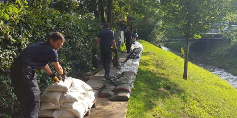 Die Feuerwehr sammelte jetzt die beim Unwetter vorsorglich platzierten Sandsäcke im Sesekepark wieder ein.