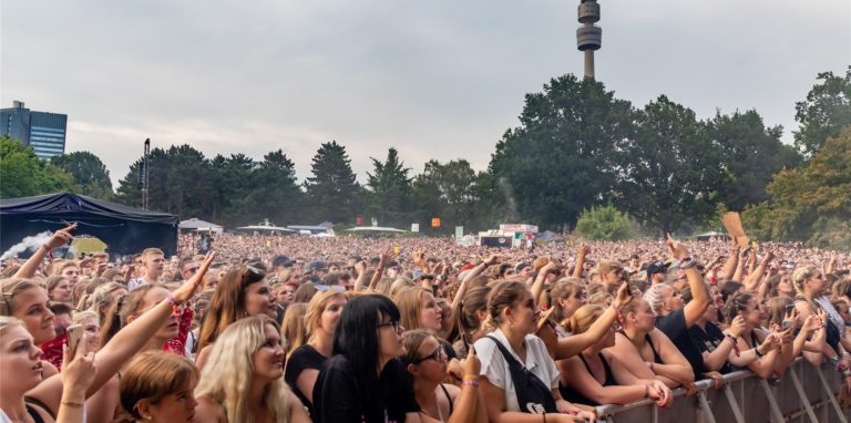Ohne Abstand, ohne Maske. Solche Bilder möchte unser Autor wiedersehen und unterstützt deshalb einen Vorschlag der Veranstaltungsbranche.