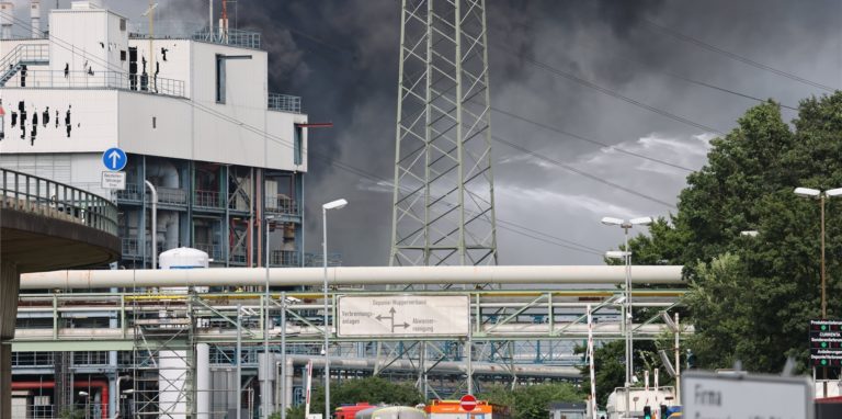 Löscharbeiten im Chempark. Nach einer Explosion seien Feuerwehr, Rettungskräfte und Polizei aktuell im Großeinsatz, erklärte die Polizei.