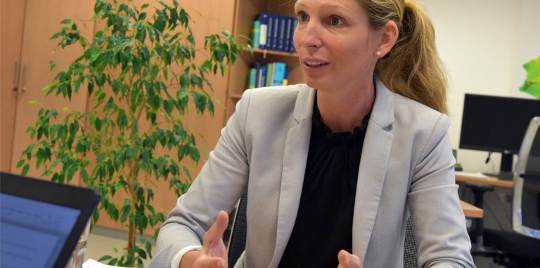 SAL-Chefin Daniela Fiege hat eine Machbarkeitsstudie zum Umgang mit dem Niederschlagswasser im Bereich Klöters Feld und Derner Straße in Auftrag gegeben.