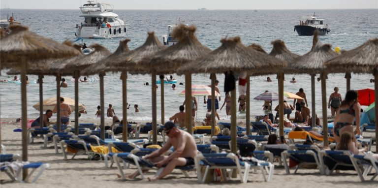 Urlaub am Strand: Davon lassen sich Reisende auch nicht abbringen, wenn ihr Reiseziel als Hochinzidenzgebiet eingestuft worden ist. Buchungen für den Spanienurlaub hat das Reiseportal Urlaubsguru auch über das Wochenende verzeichnet.
