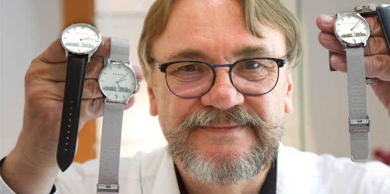 Mit der neuen Kamen-Uhr geht Juwelier Lother Becher auch in eine neue Zeit. Nach der Corona-Krise richtet sich der Betrieb mit einer Geschäftsübergabe neu aus.