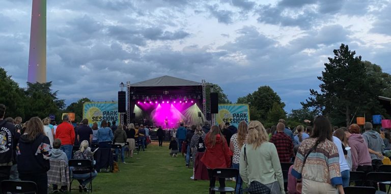 Bei dem Konzert von Axel Bosse hielt es am Mittwoch Abend niemanden im Westfalenpark auf den Stühlen.