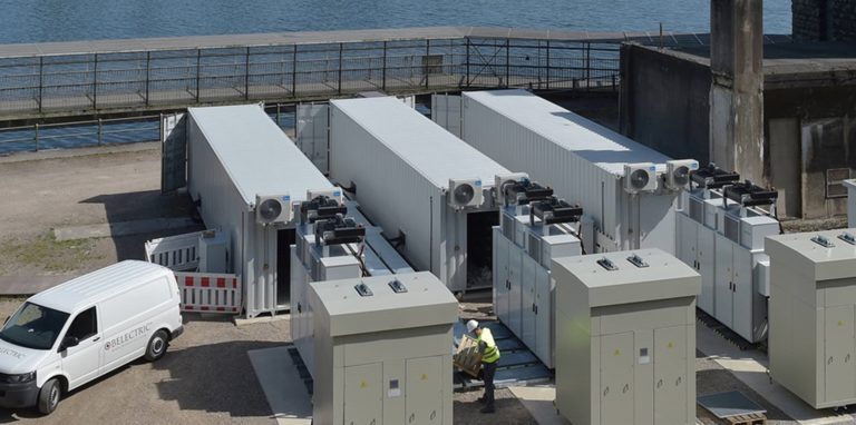 Dieser Batteriespeicher steht in Herdecke seit Anfang 2018 und kann bis zu 7 Megawattstunden an Strom speichern. Die Mega-Batterie in Werne und Lingen an der Ems zusammen können künftig 117 Megawattstunden speichern.