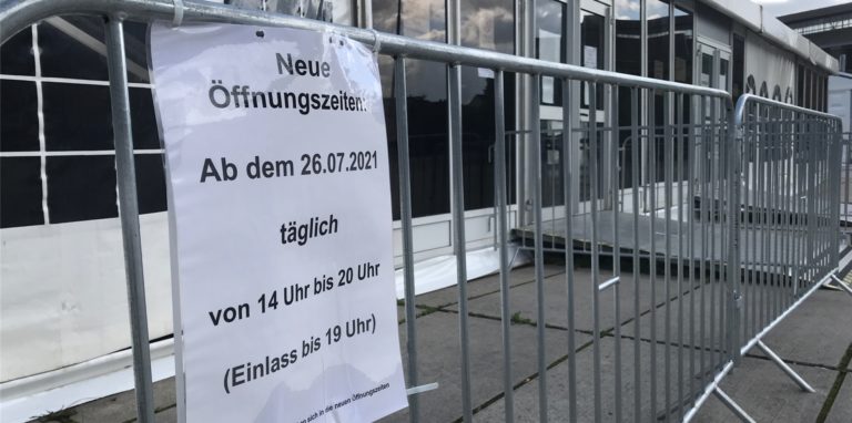 Schilder weisen am Impfzentrum in Hörde auf geänderte Öffnungszeiten hin. Zahlreichen Menschen ist dies aber nicht mitgeteilt worden, obwohl sie für vormittags Termine hatten.