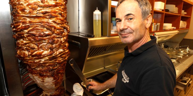 Der Gastronom Kostas Stupas in seinem griechischen Restaurant an der Bahnhofstraße 32. Bei dem Einbruch in seinen Akropolis-Grill ist auch das EC-Karten-Lesegerät gestohlen worden.