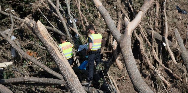 Polizisten im Einsatz nach dem Unwetter in Rheinland-Pfalz. Foto: Boris Roessler/dpa