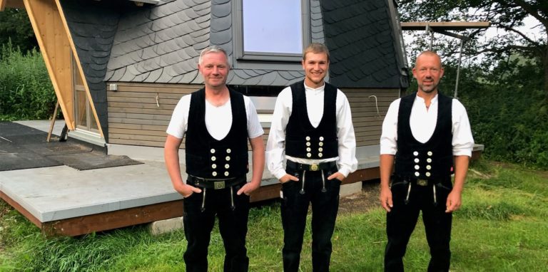 Voller Stolz präsentieren sich die Zimmerleute nach altem Handwerkerbrauchbrauchtum in der traditionellen Kluft (v.l.n.r.) K&P-Firmenchef Markus Preik, Junggeselle Timon Urner und Altgeselle Michael Gillmann, betrieblicher Ausbilder.