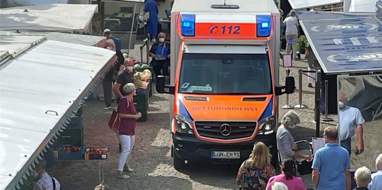 Ein Rettungswagen steht am Freitagvormittag, 30. Juli 2021, auf dem Marktplatz in Werne.