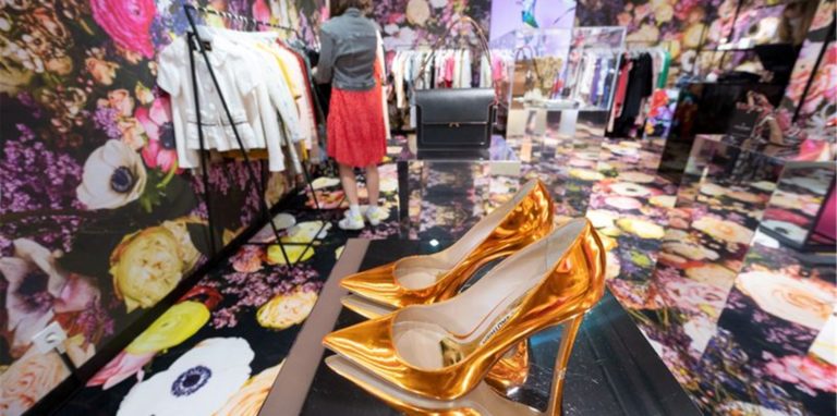 Eine Frau stöbert in einem Secondhand-Store im Kaufhaus Breuninger durch die Gebrauchttextilien. Secondhand-Ware kommt immer besser bei den Kunden an.