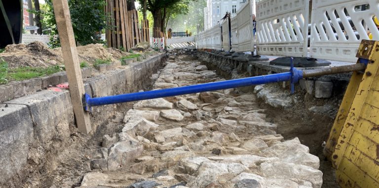 Ein außergewöhnlich langes Stück der historischen Stadtmauer ist bei Bauarbeiten am Ostwall ausgegraben worden.
