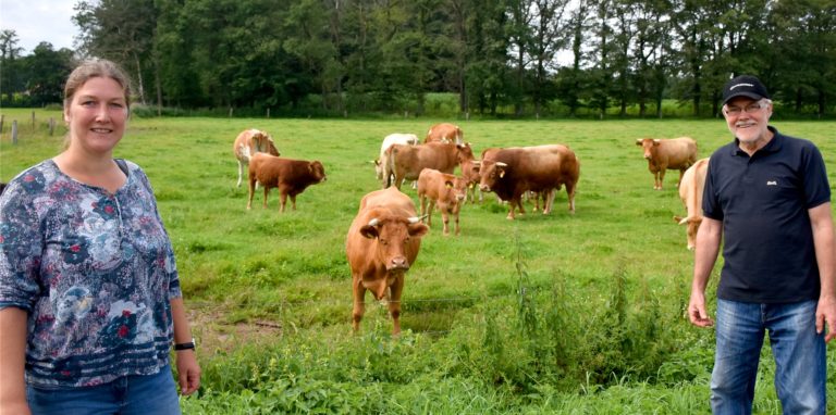 Tanja (44) und Hubert (73) Ketteler vor ihren Glanrindern in Ramsdorf. Tochter und Vater haben den Betrieb vor elf Jahren auf Bioland umgestellt und schlachten mitten auf der Weide. Zum Wohl ihrer Tiere.