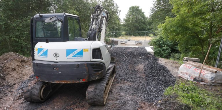 Der Weg über die Körne ist zurzeit noch gesperrt. Die neue Brücke ist aber fertig, sodass sie in Kürze angeliefert werden soll.