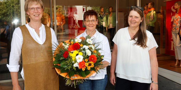 Wer in den vergangenen 50 Jahren bei Schnückel Bergkamen eingekauft hat, der kennt Christel Vierkötter (Mitte). Inhaberin Silke Krischer-Schnückel  (li) und Hausleiterin Claudia Klammer gratulieren zum Jubiläum.