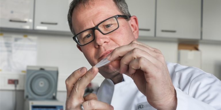 Prof. Dr. Carsten Watzl leitet den Forschungsbereich Immunologie am Dortmunder Leibniz-Institut für Arbeitsforschung und ist Generalsekretär der Deutschen Gesellschaft für Immunologie.