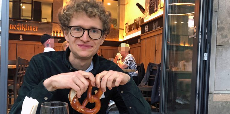 Lorenz (26) kommt aus Oberfranken in Bayern. Für die Redaktion testet er, wie viel das Benediktiner Wirtshaus in Dortmund mit einem echten bayerischen Wirtshaus gemein hat.