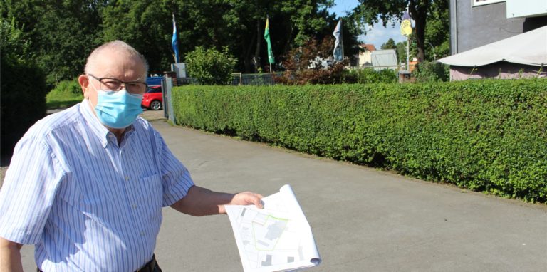 Diese Hecke stellt die „zugewandte Front“ dar, für die Horst Ulrich jetzt Straßenreinigungsgebühr bezahlen muss.