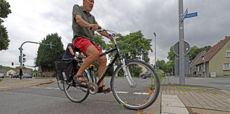 Steile Anfahrten auf die Mittelinsel heben Radfahrer wie Klaus Holzer (fast) aus dem Sattel, wenn sie normales Radfahr-Tempo haben. Das muss gebremst werden, um unfallfrei über die Bundesstraße zu kommen.
